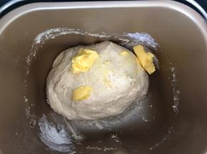 加入黄油，继续揉面30分钟