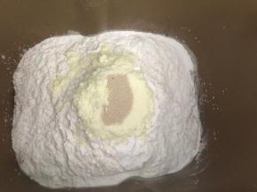 把除黄油外的所有食材，从稀到干，放入面包机桶内