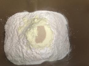 把除黄油外的所有食材，从稀到干，放入面包机桶内