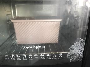 放入预热好的烤箱底层，180度烤35分钟