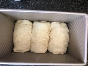 放入土司模具内