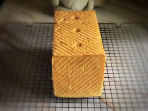 戴上隔热手套，拿出烤好的全麦土司，脱模