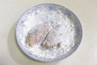 腌制完毕后，给鸡翅裹上一层玉米淀粉。