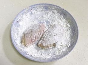 腌制完毕后，给鸡翅裹上一层玉米淀粉。