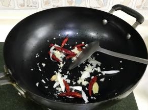 在锅内倒入适量食用油，加入干辣椒、葱白、姜片、蒜蓉炒香。