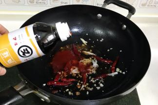 加入生抽、甜辣酱、蜂蜜混合均匀。