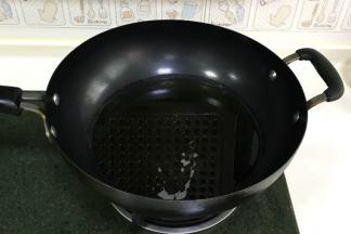 开大火，在锅内倒入适量的食用油。