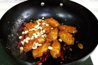 让鸡翅裹上慢慢的酱汁，最后撒入花生翻动下即可出锅。