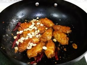 让鸡翅裹上慢慢的酱汁，最后撒入花生翻动下即可出锅。