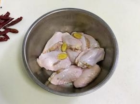 用筷子把调味料和鸡翅拌匀，也可以直接用手抓匀，腌制30分钟。