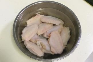 把鸡翅泡在水里15分钟左右，把血水去除并清洗干净，沥干水分。