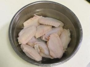 把鸡翅泡在水里15分钟左右，把血水去除并清洗干净，沥干水分。