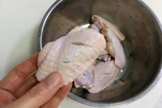 为了鸡翅更快更好的入味，用刀在鸡翅面上划2-3刀。