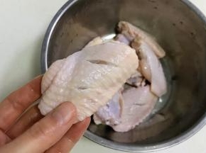 为了鸡翅更快更好的入味，用刀在鸡翅面上划2-3刀。