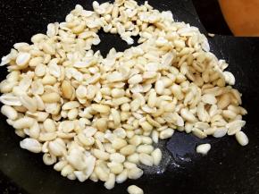 一定手不要停哦
等微微变色后转最小火，花生米会变的越来越轻盈