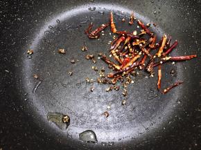 锅里留少许底油，加入干辣椒和花椒