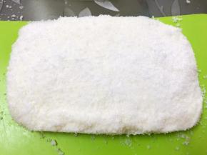 凝固好后倒扣在菜板上