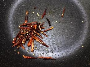 小火翻炒至香味飘出