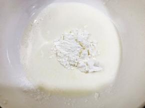碗里倒入玉米淀粉和80克牛奶