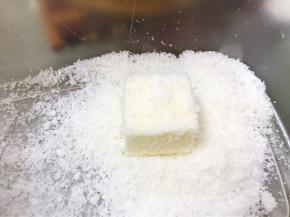 切好的方块再滚一圈椰蓉就可以吃了，吃不完放冰箱冷藏保存