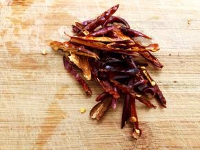 干辣椒剪成长条去掉辣椒籽