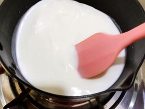 用硅胶铲不停的搅拌