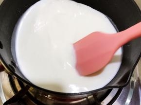用硅胶铲不停的搅拌