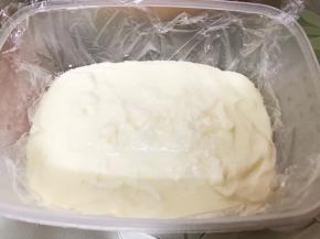 倒入保鲜盒里，盖上盖子
放入冰箱冷藏几个小时凝固