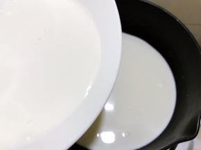 把碗里的淀粉糊重新搅拌均匀后，倒入小锅里