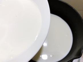 把碗里的淀粉糊重新搅拌均匀后，倒入小锅里
