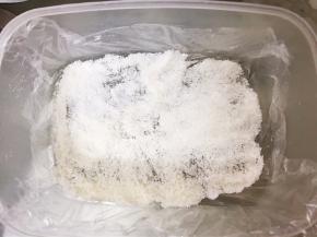 保鲜盒里铺上保鲜膜，底部撒上椰蓉