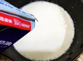 小锅里加入剩余的牛奶，白糖和淡奶油