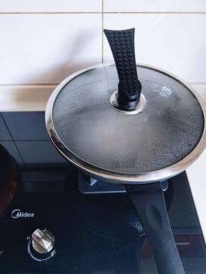 转小火焖煮5分钟，加入一勺清水，大火烧开，搅拌2分钟。