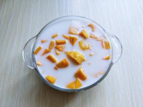 倒入椰汁，加入切好的芒果。