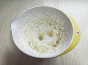 分三次加入细砂糖，用电动打蛋器将淡奶油打发。