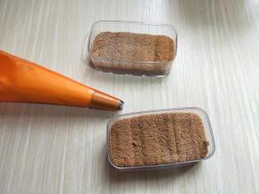 将裱花嘴装入裱花袋中，再将打发的奶油装入裱花袋中。