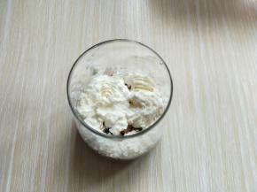 捣碎的饼干放一部分在杯子底部，之后挤入打发的奶油。