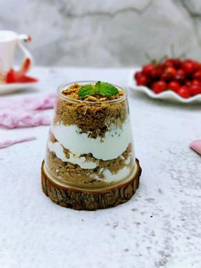 再撒上饼干碎，一层饼干碎，一层奶油即可。