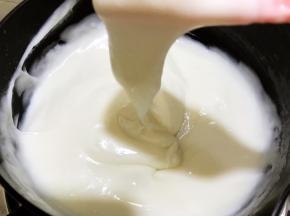 煮至冒小泡越来越浓稠时关火