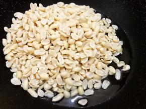 倒入冻好的花生米再开中火不停的翻炒