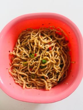 戴上一次性手套，用手搅拌均匀后放在冰箱冷藏保存即可。