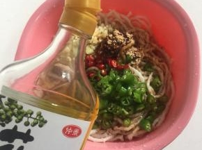 牛筋面里加入蒜末，青尖椒圈，红尖椒圈，味极鲜酱油，香醋，盐，香油，鸡精和仲景花椒油。