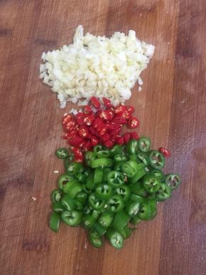 蒜瓣剥皮剁成蒜末，青尖椒和红尖椒洗净切成圈儿备用。