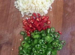 蒜瓣剥皮剁成蒜末，青尖椒和红尖椒洗净切成圈儿备用。