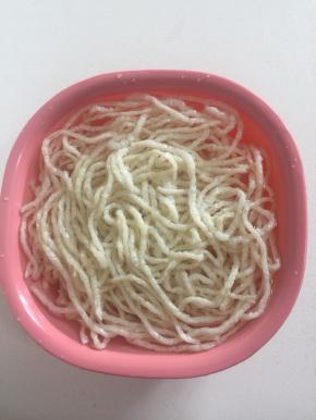 牛筋面提前用冷水浸泡半天，变软，里面没有硬硬的芯儿即可。