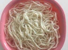 牛筋面提前用冷水浸泡半天，变软，里面没有硬硬的芯儿即可。