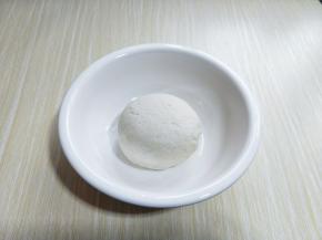 将面粉放入大口器具中，加入酵母，盐，糖，分次加入牛奶，搅拌成絮状，再加入室温软化的黄油，揉至黄瓜，盖上保鲜膜进行发酵！