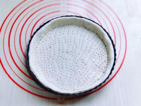 放入烤盘中，用叉子叉出洞洞眼。“防止高温烘烤后中间鼓起来”