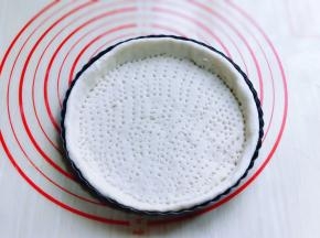 放入烤盘中，用叉子叉出洞洞眼。“防止高温烘烤后中间鼓起来”