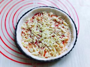 撒上一层马苏里拉芝士。